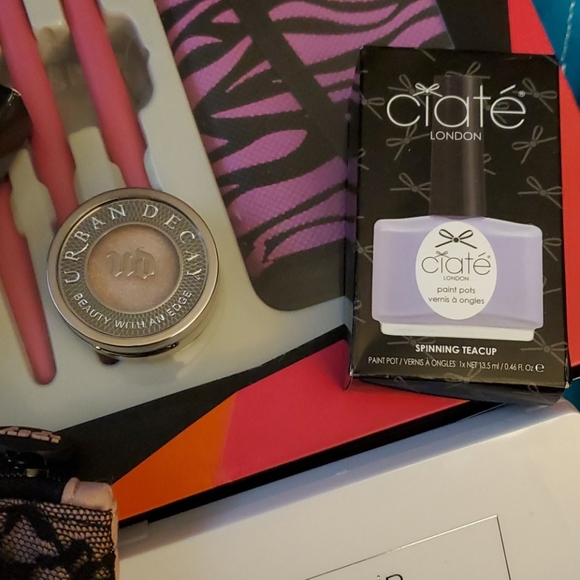 Beauty Bundle: Blinc, Hourglass, Pur, Ciate - Picture 2 of 5